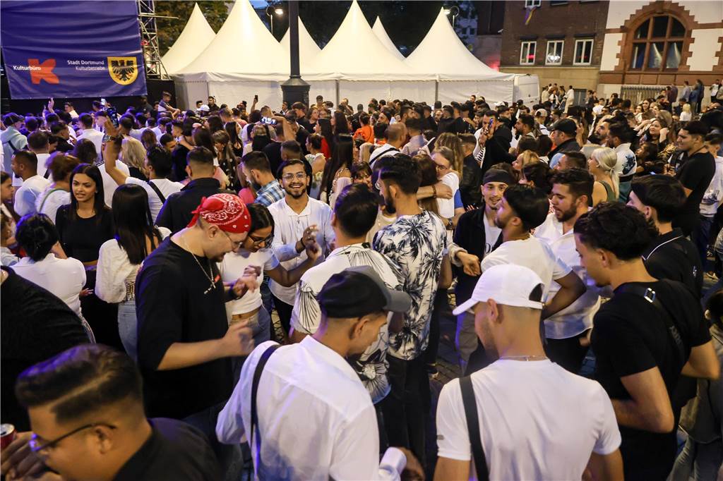 Der Friedensplatz war am Samstagabend (26.8.) beim Balkan-Beatz-Festival gut gefüllt. Die Veranstaltung fand im Rahen des „Djelem Djelem“-Festivals statt, dem deutschlandweit größten Kulturfestival von Sinti und Roma. „Djelem-Djelem“ läuft noch bis zum 26. September.