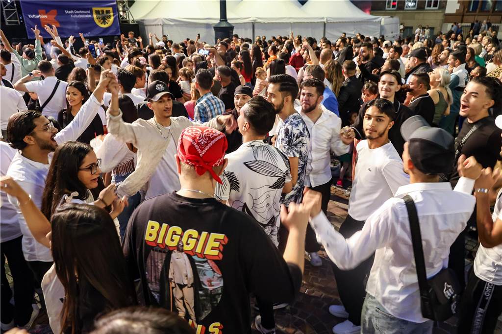 Der Friedensplatz war am Samstagabend (26.8.) beim Balkan-Beatz-Festival gut gefüllt. Die Veranstaltung fand im Rahen des „Djelem Djelem“-Festivals statt, dem deutschlandweit größten Kulturfestival von Sinti und Roma. „Djelem-Djelem“ läuft noch bis zum 26. September.