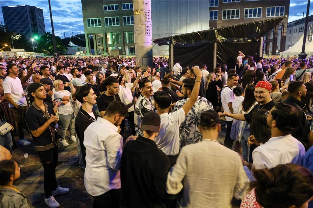 Der Friedensplatz war am Samstagabend (26.8.) beim Balkan-Beatz-Festival gut gefüllt. Die Veranstaltung fand im Rahen des „Djelem Djelem“-Festivals statt, dem deutschlandweit größten Kulturfestival von Sinti und Roma. „Djelem-Djelem“ läuft noch bis zum 26. September.