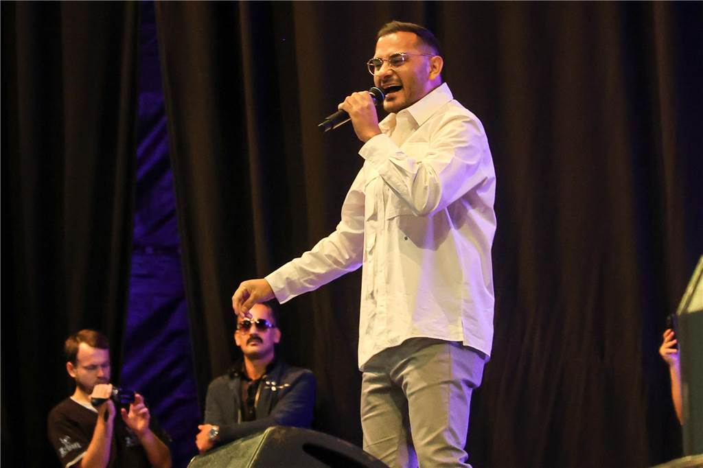 Der Friedensplatz war am Samstagabend (26.8.) beim Balkan-Beatz-Festival gut gefüllt. Die Veranstaltung fand im Rahen des „Djelem Djelem“-Festivals statt, dem deutschlandweit größten Kulturfestival von Sinti und Roma. „Djelem-Djelem“ läuft noch bis zum 26. September.