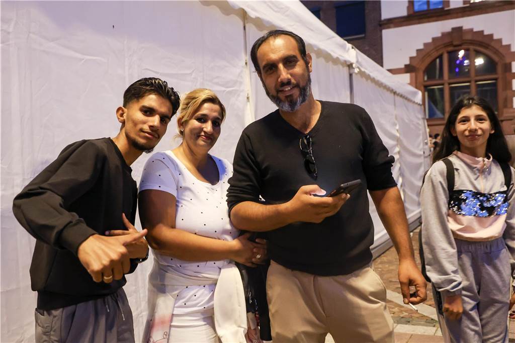 Der Friedensplatz war am Samstagabend (26.8.) beim Balkan-Beatz-Festival gut gefüllt. Die Veranstaltung fand im Rahen des „Djelem Djelem“-Festivals statt, dem deutschlandweit größten Kulturfestival von Sinti und Roma. „Djelem-Djelem“ läuft noch bis zum 26. September.