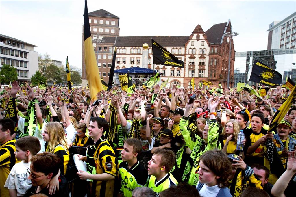 Der Friedensplatz war beim Empfang der Meistermannschaft 2002 proppenvoll.