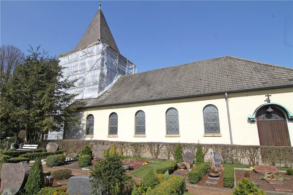 Lindenhorsterin: „Spielende Kinder sind neben Friedhof nicht angebracht“ Der Friedhof liegt direkt neben der Kirche.