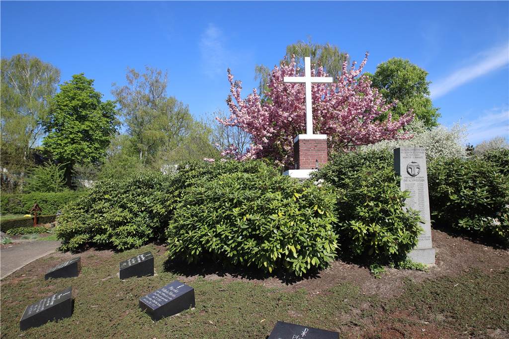 Der Friedhof steckt voller Geschichte(n): Am Ende des Hauptweges finden sich die Gräber verstorbener Pfarrer.