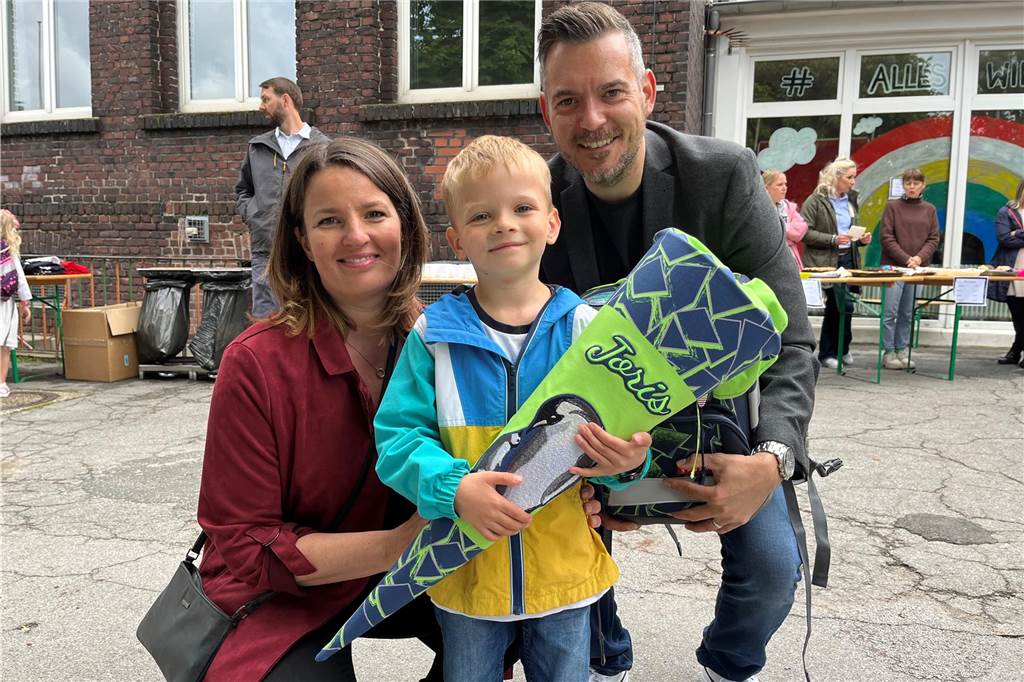 Einschulung an der Leoschule: „Der Aufwand ist definitiv höher als früher“ Der frisch eingeschulte Joris zeigt stolz seine Schultüte. Eine Eltern Annika und Sebastian Nowak freuen sich mit ihm.