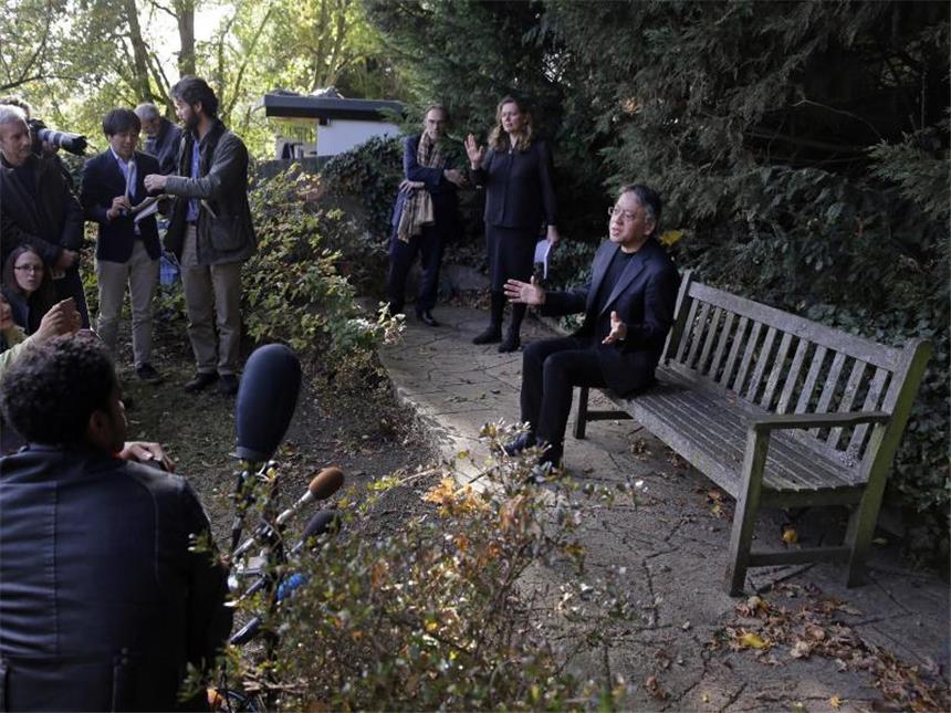 Literaturnobelpreis geht an Kazuo Ishiguro Der frisch gebackene Literaturnobelpreisträger Kazuo Ishiguro gibt in London eine Pressekonferenz. Foto: Alastair Grant