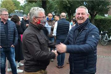 Dieter Berkemeier (r.) nimmt Glückwünsche entgegen.