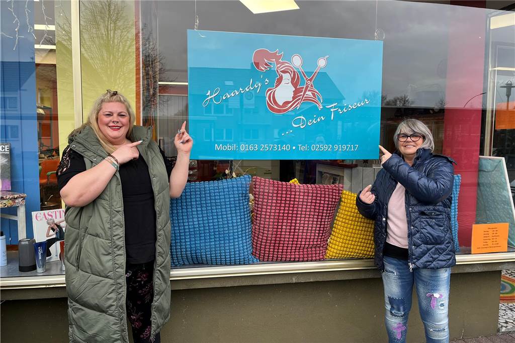 Friseursalon „Haardy’s“ ist zurück: „Wir möchten hier nicht wieder weg“ Deborah Sobottka (l.) und Birgit Piter (r.) stehen vor ihrem Friseursalon.