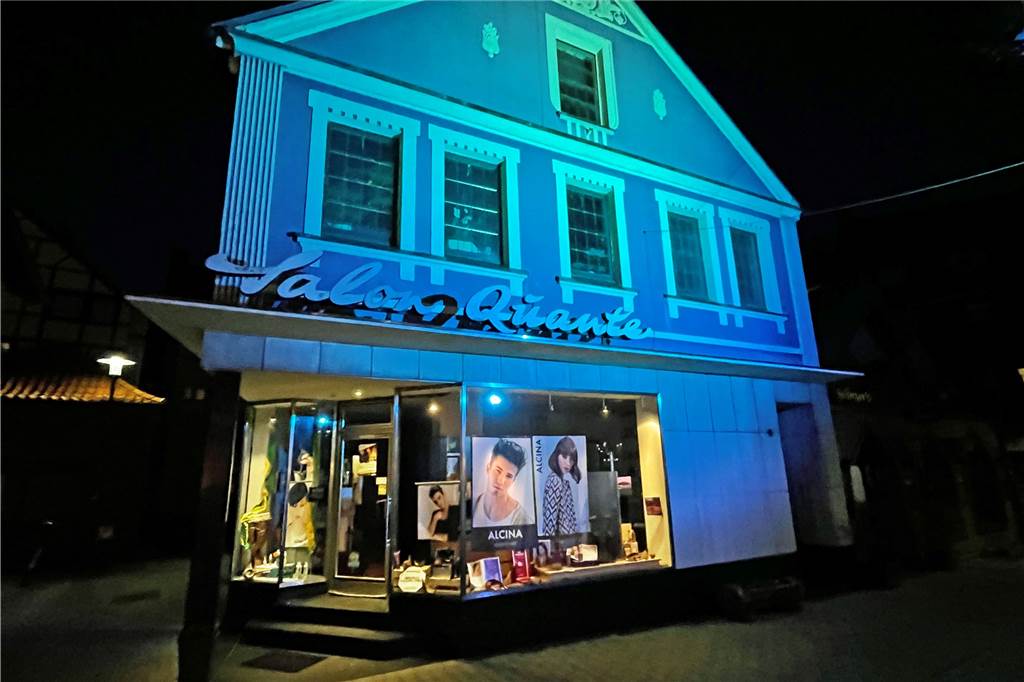 Mit Video: Die ersten Gebäude erstrahlen in effektvollem Licht Der Frisörsalon Quante, eigentlich lilafarben gestrichen, prunkt in kräftigem Blau.