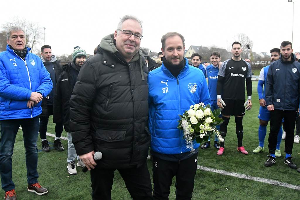 FC Frohlinde gegen Mengede : Trainer Rammel bekam nur Blumen zum Abschied - Punkte sind weg Der Frohlinder Vorsitzende Robert Janßen (vorne links) verabschiedete vor Anpfiff der Partie gegen Mengede 08/20 seinen Trainer Sascha Rammel (r), den es zum Westfalenligisten BSV Schüren zieht.