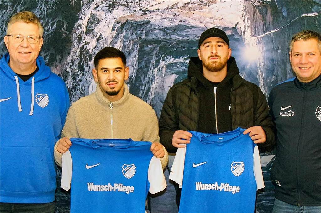 Verletzung stoppt Profi-Karriere: Für Frohlinder Neuzugang lag Vertrag beim VfL Bochum auf dem Tisch Der Frohlinder Vorsitzende und Berufsschullehrer Thomas Hoffmann (l) begrüßte Roman Zengin (2.v.l) an der Brandheide.