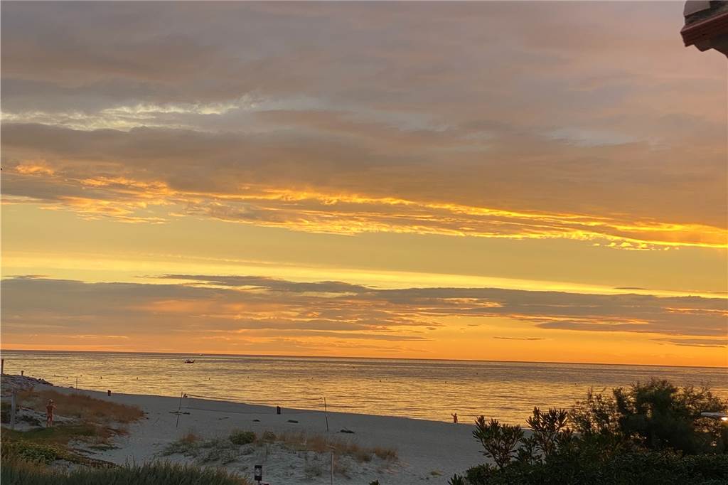 Wie mein Cousin mitten in der Nacht an einer französischen Autobahntankstelle vergessen wurde Der (früh-)morgendliche Blick auf den Strand von der französischen Ferienwohnung aus - wenn man denn ankommt.