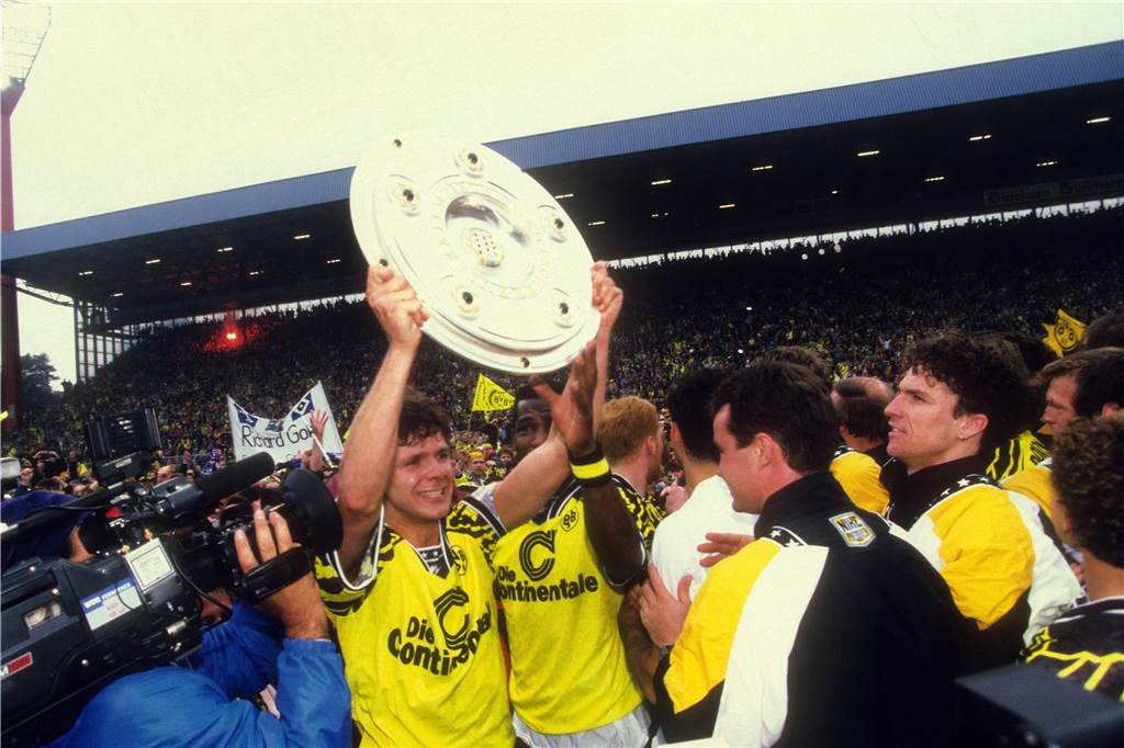 BVB-Vergangenheit als Mutmacher : Die Borussia hat deutlichere Rückstände im Titelrennen aufgeholt Andreas Möller reckt die Meisterschale gen Himmel.