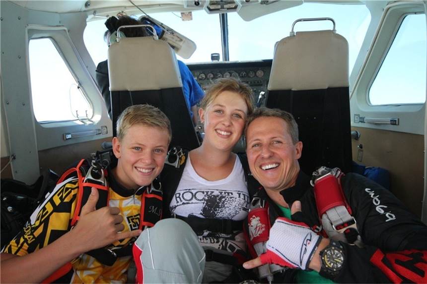 Michael Schumacher: Ein Leben auf der Überholspur - Netflix zeigt Doku ab 15. September Der frühere Formel-1-Rennfahrer Michael Schumacher (r) und seine Kinder Mick Schumacher und Gina-Maria Schumacher in einer Szene der Netflix-Dokumentation "Schumacher" (undatierte Filmszene). Der Film ist auch ein Geschenk seiner Familie an den Sport-Superstar, dessen Schicksal viele Menschen bewegt. Erstmals spricht seine Frau über die Zeit nach dem Skiunfall.