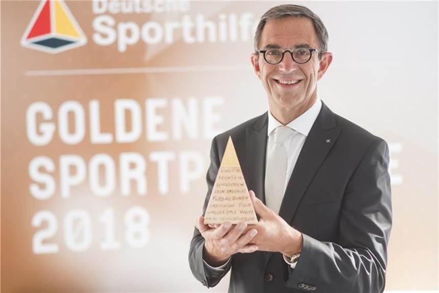 „Goldene Sportpyramide“ an Ex-Schwimmer Steinbach Der frühere NOK-Präsident Klaus Steinbach hält bei einem Fototermin die Goldene Sportpyramide. Foto: Jörg Carstensen