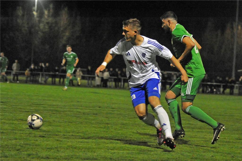 Union Wessum feiert klaren Derbysieg gegen FC Ottenstein Der frühere Oberligaspieler Markus Banken (l.) sah sich in der Ottensteiner Abwehr unter anderem mit Union-Torschütze Cihan Bolat konfrontiert.