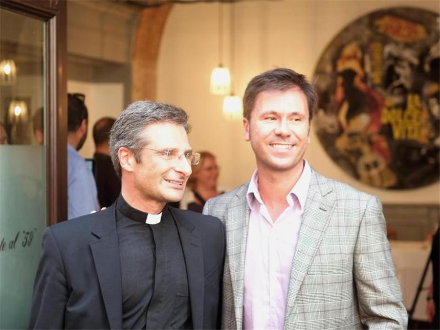 Ein schwuler Priester klagt an: "Der erste Stein" Der frühere polnische Priester Krzysztof Charamsa (l) und sein Lebensgefährte. Foto: Luciano Del Castillo