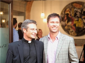 Der frühere polnische Priester Krzysztof Charamsa (l) und sein Lebensgefährte. Foto: Luciano Del Castillo