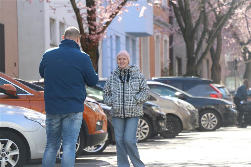 Der Frühling ist da - Ein Pärchen nutzt die Bäume als Fotomotiv