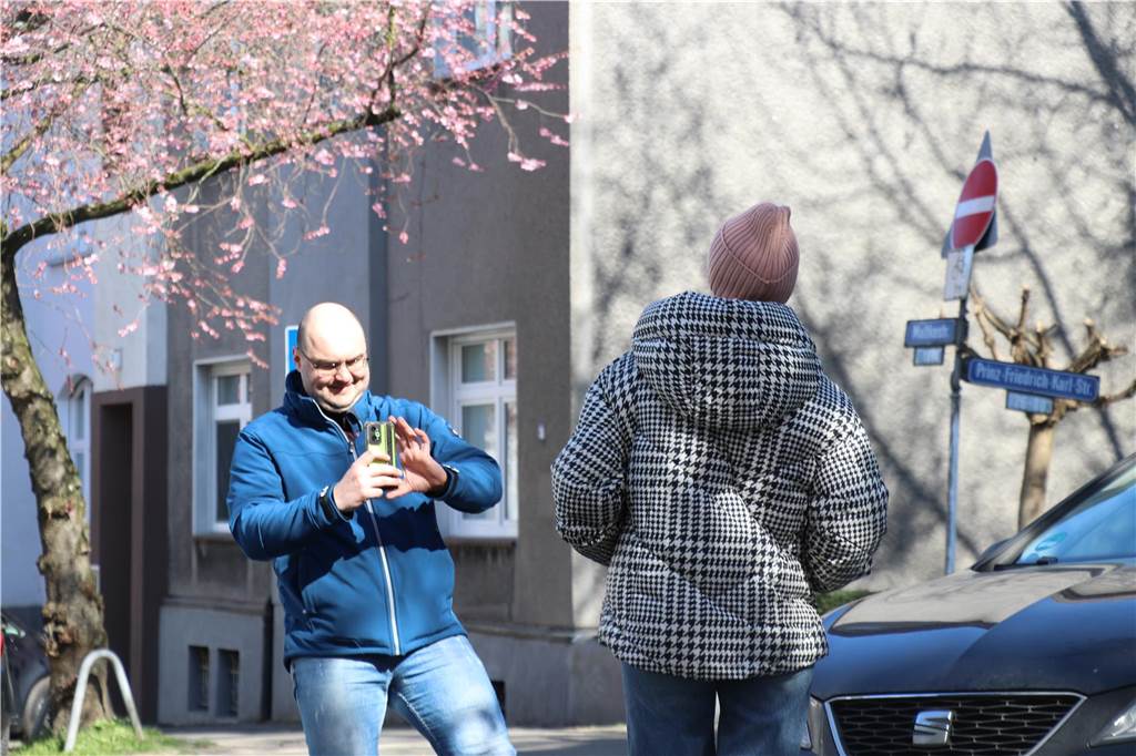 Der Frühling ist da - Ein Pärchen nutzt die Bäume als Fotomotiv