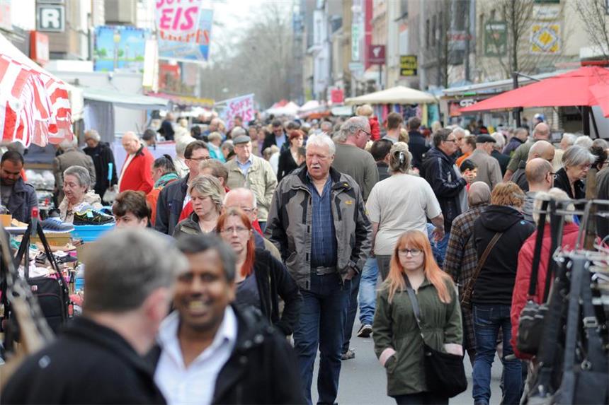 Verkaufsoffene Sonntage stehen auf dem Prüfstand Der Frühlingsmarkt auf der Langen Straße zog mit dem üblichen Trödelmarkt und dem verkaufsoffenen Sonntag viele Besucher an.