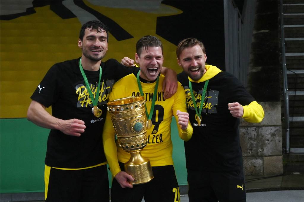 Anekdoten einer BVB-Legende: 09 Geschichten über Marcel Schmelzer Der fünfte und letzte Titel mit dem BVB: Zum Pokalsieg 2021 konnte Marcel Schmelzer (r.) nicht aktiv beitragen.