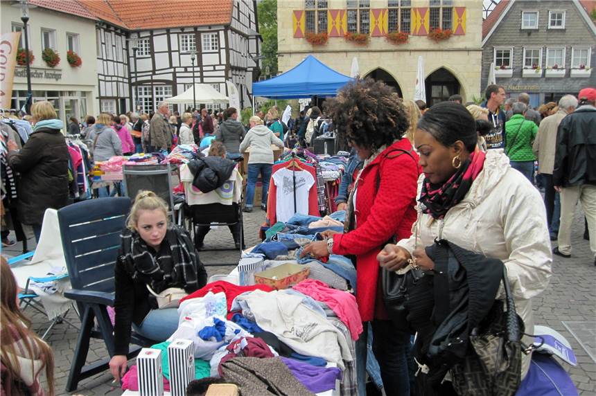 Flohmarkt in Werne abgesagt, Beratungen zu Sim-Jü gehen weiter Der für den 5. September geplante Flohmarkt in Werne findet nicht. „Der Flohmarkt lebt vom engen Miteinander der Händler und Besucher. Durch die derzeitigen Vorgaben würde jeglicher Charme verloren gehen“, sagt Carolin Brautlecht, Geschäftsführerin von Werne Marketing.