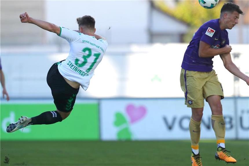 Fürth verlässt nach 2:1 gegen Aue das Tabellenende Der Fürther Daniel Steininger (l) trifft zum 2:1-Endstand. Foto: Daniel Karmann