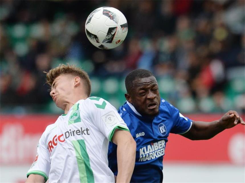 Greuther Fürth mit Heimniederlage gegen Absteiger KSC Der Fürther Daniel Steininger (l) und der Karlsruher David Kinsombi prallen beim Kampf um den Ball aufeinander. Foto: Timm Schamberger