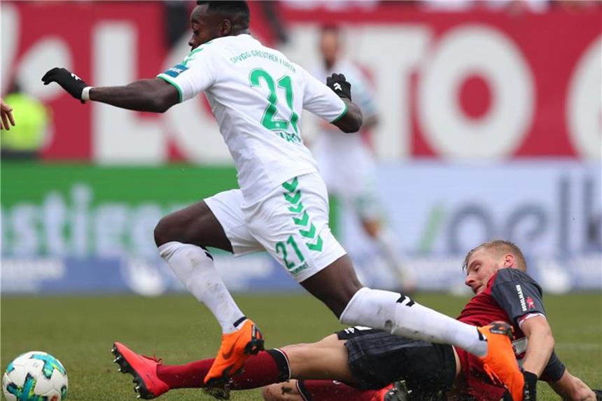 Derby-Pleite: Nürnberg verliert 0:2 gegen Fürth Der Fürther Khaled Narey (l) entwischt dem Nürnberger Hanno Behrens. Foto: Daniel Karmann