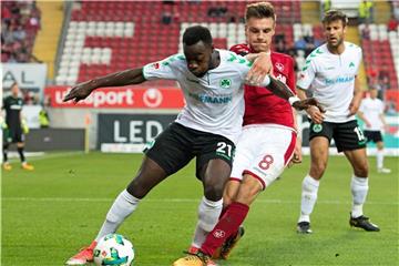 Der Fürther Khaled Narey (l) im Zweikampf mit Gino Fechner vom FC Kaiserslautern. Foto: Thorsten Wagner