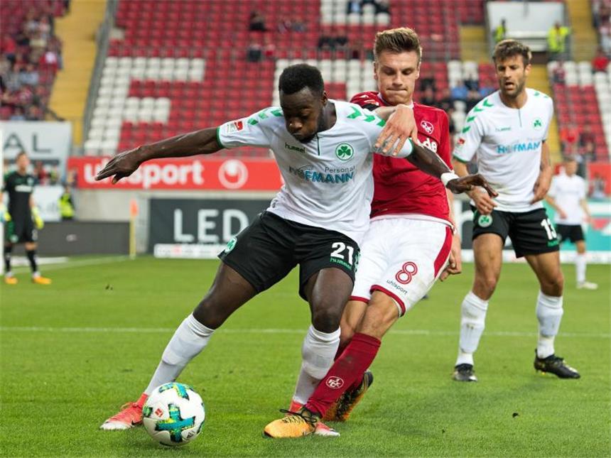 Befreiungsschlag für FCK - Ingolstadt beendet Heimmisere Der Fürther Khaled Narey (l) im Zweikampf mit Gino Fechner vom FC Kaiserslautern. Foto: Thorsten Wagner