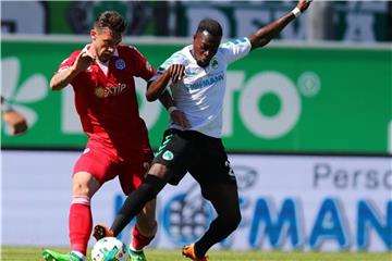 Der Fürther Khaled Narey (r) spitzelt den Ball vor Duisburgs Borys Tashchy weg. Foto: Daniel Karmann