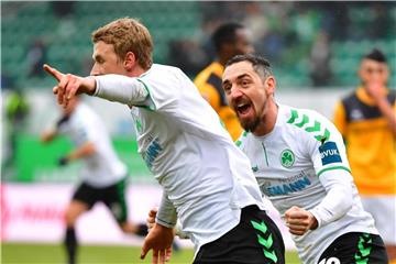 Der Fürther Lukas Gugganig (l) bejubelt sein Tor zum 1:0 gegen Dresden mit Roberto Hilbert. Foto: Matthias Merz
