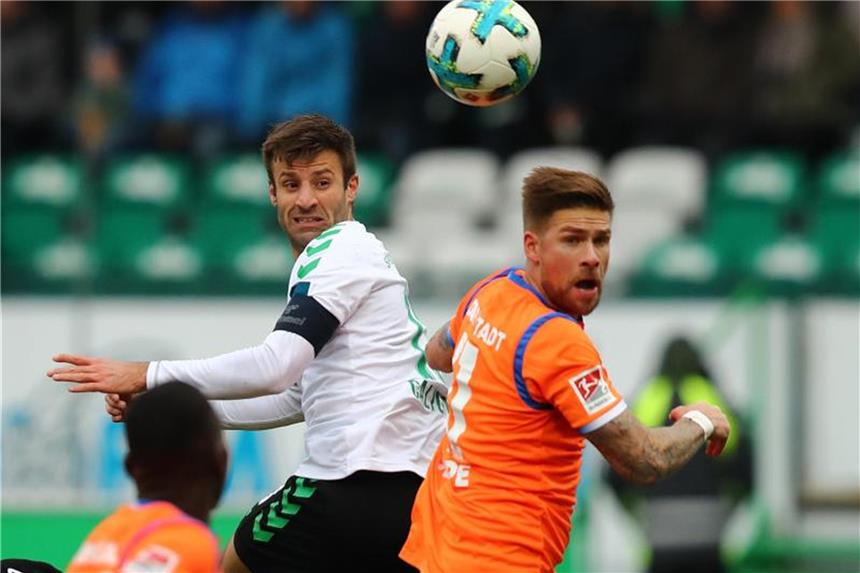 1:1 in Fürth - Altintop rettet Darmstadt einen Punkt Der Fürther Marco Caligiuri (l) im Kopfballduell mit Tobias Kempe. Foto: Daniel Karmann