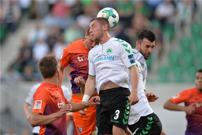 Fürth verpasst Sieg: Hinterseer rettet VfL Bochum Remis Der Fürther Maximilian Wittek (r.) spielt gegen den Bochumer Lukas Hinterseer. Foto: Timm Schamberger
