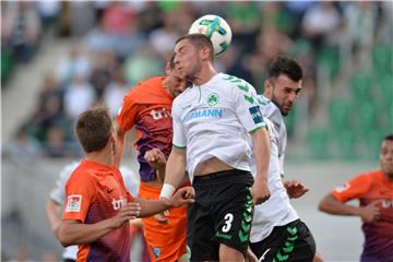 Der Fürther Maximilian Wittek (r.) spielt gegen den Bochumer Lukas Hinterseer. Foto: Timm Schamberger