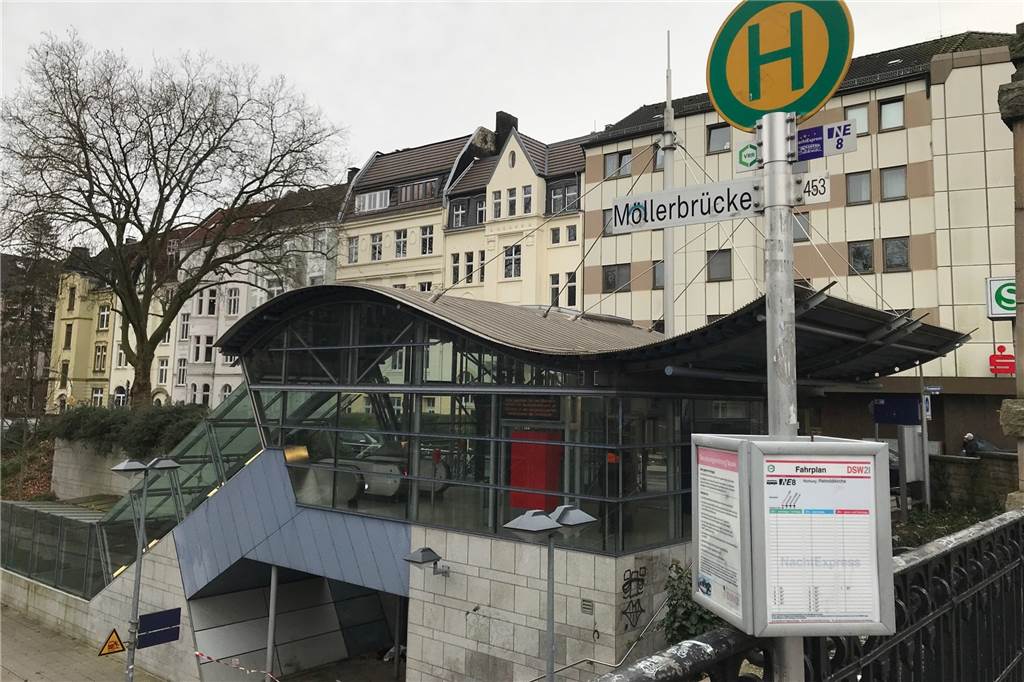 Der Fundort der Leiche liegt eine Etage unterhalb von Straße und Eingang zur U-Bahn-Station