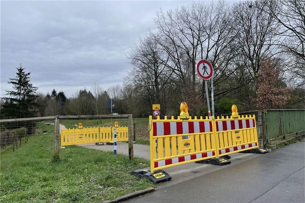 Für Brückenarbeiten am Kesselborn wurde Fuß- und Radweg gesperrt Der Fuß- und Radweg Schmechtingsbach musste für die Brückenarbeiten gesperrt werden.