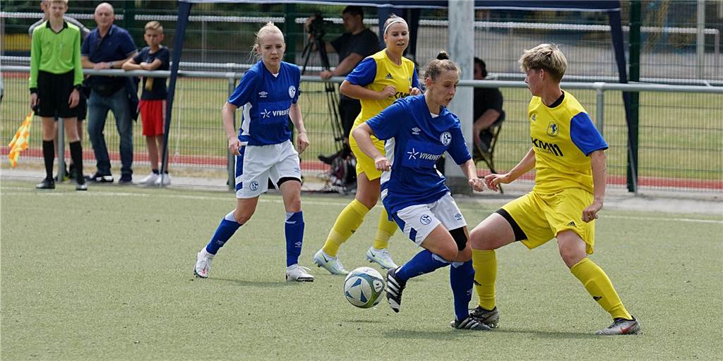 FC Schalke 04 macht beim Test in Heeren schon früh alles klar Der Fußball-Landesligist BSV Heeren mit Lea Palschinski (hinten) und Melanie Dirkvomhof (r.) musste sich am Ende dem FC Schalke 04 geschlagen geben.