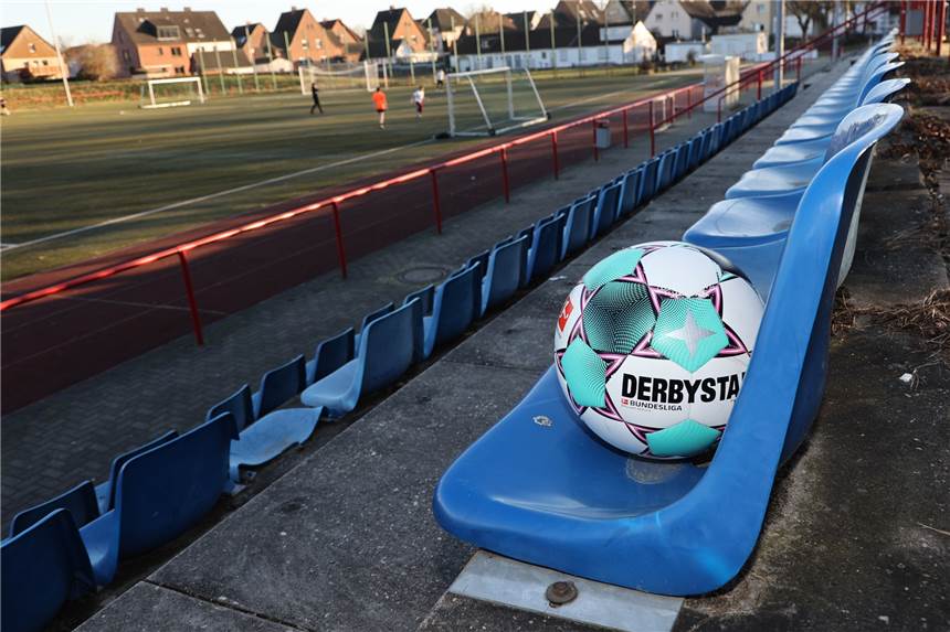 Kids wählen die falsche Variante von Home-Sporting Der Fußball möchte zusammen mit Kinder und Jugendlichen raus an die frische Luft. Immer mehr Kids lassen ihn allerdings links liegen.