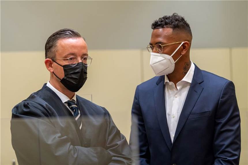 Nach Boateng-Prozess: Staatsanwaltschaft prüft Rechtsmittel Der Fußball-Profi und ehemalige Nationalspieler Jérôme Boateng (r.) im Amtsgericht München mit seinem Anwalt Kai Walden.