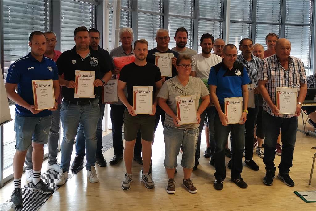 Mehr Wechsel, Sperren für Trainer und größere Kader: Fußballkreis Unna-Hamm setzt Neuerungen durch Der Fußballkreis Unna-Hamm hat die Meister der jeweiligen Ligen und die Gewinner in der Fairplay-Wertung geehrt.