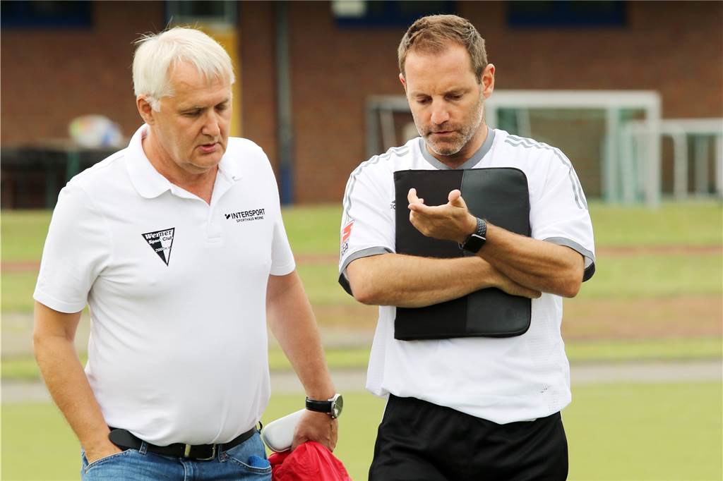 Alle wollen - und trotzdem sind Trainer-Verträge beim Werner SC noch nicht verlängert Der Fußballvorsitzende Thomas Overmann (l.) mit dem Trainer der Ersten, Lars Müller. Sein Vertrag wurde bereits verlängert.