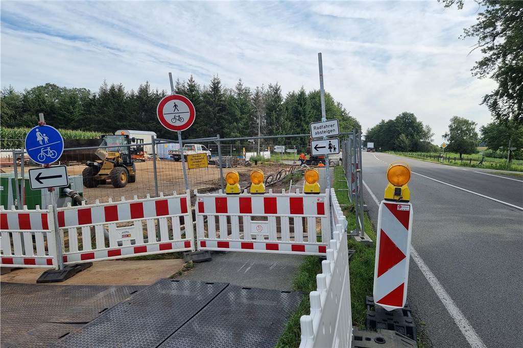Großbaustelle an Ahauser Landstraße: Thyssengas arbeitet an Leitungen Der Fußgänger- und Radfahrerverkehr wird um die Baustelle herumgeleitet.