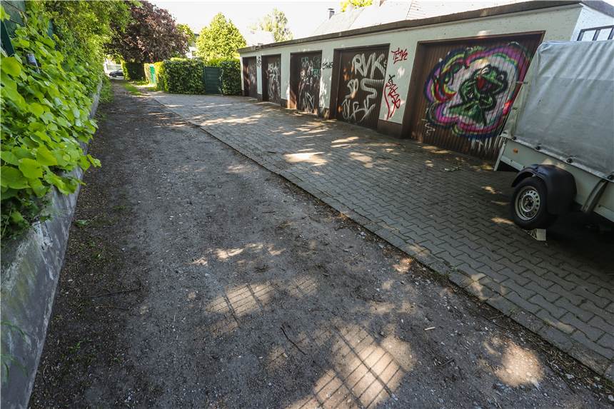 18 Monate nach Mordversuch: Lehrer erzählt im TV , wie es ihm heute geht Der Fußweg neben dem Lehrerparkplatz an der Martin-Luther-King-Gesamtschule in Dorstfeld.