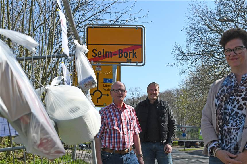 Gabenzäune in Bork und Selm: Spenden für Obdachlose und Bedürftige Der Gabenzaun in Bork steht am Feuerwehrgerätehaus. Auf die Idee dazu ist Willi Müller (l.) gekommen. Zusammen mit Andrea Preuß hat er sich um die Umsetzung gekümmert. Hilfe kam auch von den Selmer Stadtwerken: Sven Hüser hat jetzt schon zwei Gabenzäune im Stadtgebiet aufgestellt.