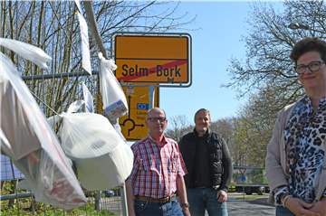 Der Gabenzaun in Bork steht am Feuerwehrgerätehaus. Auf die Idee dazu ist Willi Müller (l.) gekommen. Zusammen mit Andrea Preuß hat er sich um die Umsetzung gekümmert. Hilfe kam auch von den Selmer Stadtwerken: Sven Hüser hat jetzt schon zwei Gabenzäune im Stadtgebiet aufgestellt.