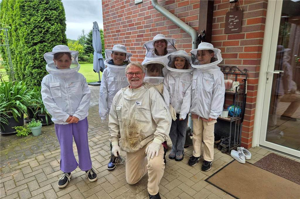 Einblicke in das Reich der Bienen beim Imker Egon Unterberg Imker und Kinder mit Schutzkleidung