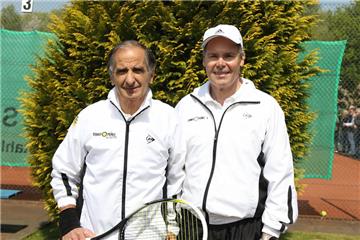 Der Gahmener Teamkapitän und sein Weltmeister: Horst Sczepan (r.) und Jorge Camina-Borda, der seinen Hildener Gegner mit 6:1, 6:0 deklassierte.